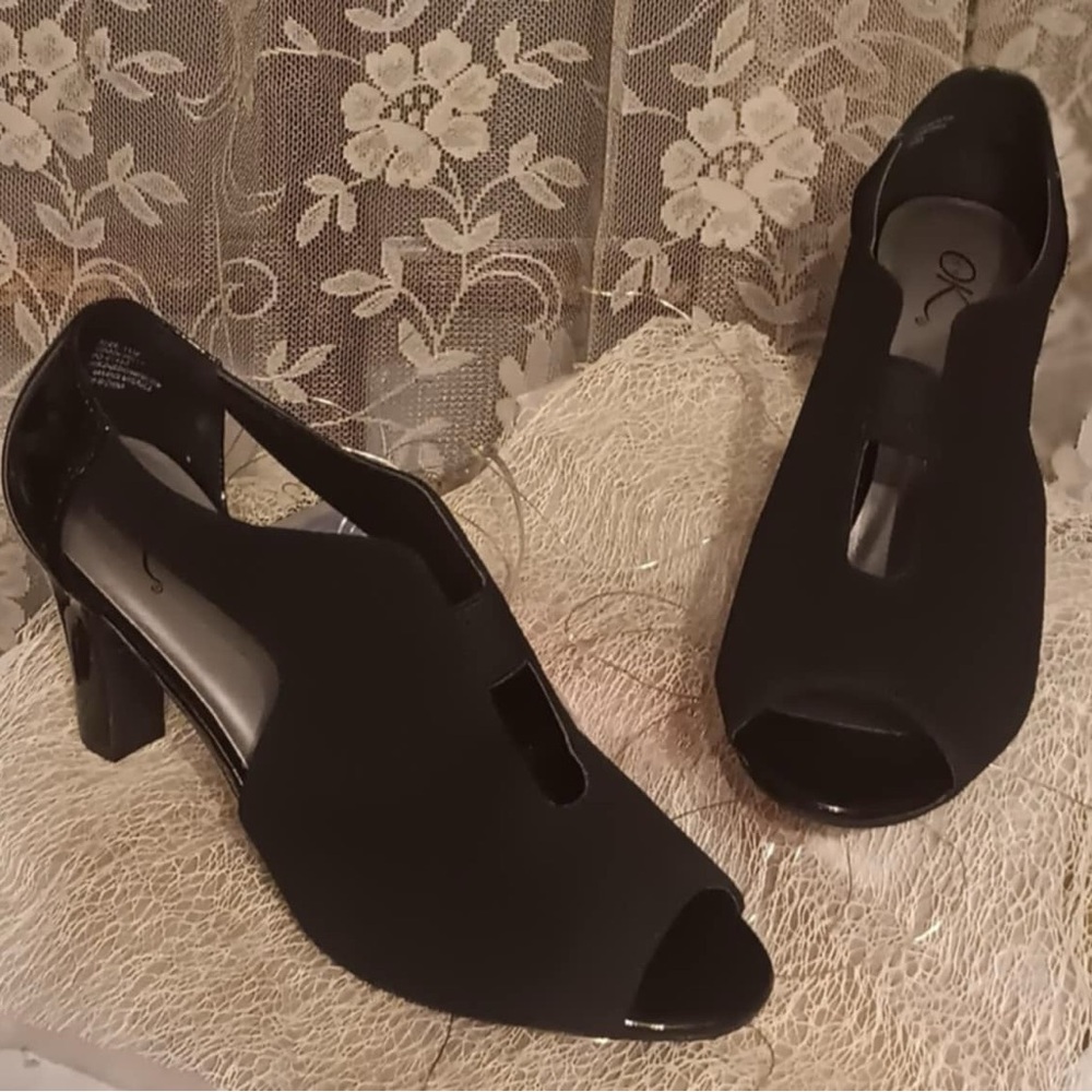 Black Minimalist Block Heel Slip-On Heels
